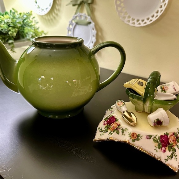 ROYAL ALBERT, OLD COUNTRY ROSES TEAPOT. APPLE GREEN TEAPOT - Picture 7 of 15
